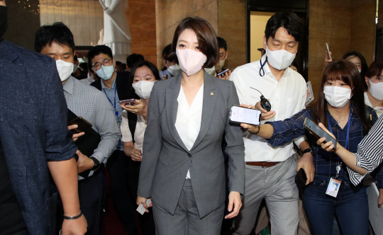 자진사퇴설이 돌았던 국민의힘 배현진 최고위원이 29일 오전 서울 여의도 국회 본청으로 들어서고 있다. <국회사진기자단>